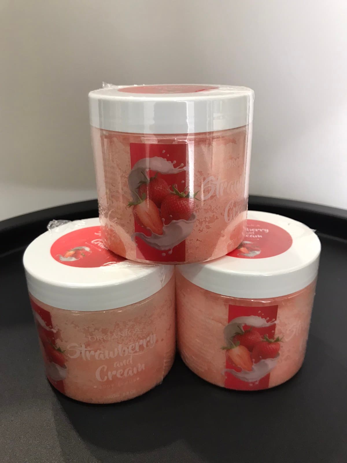 Скраб за тяло с ягода, сметана и шампанско 200 мл